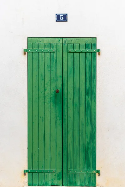 Old wooden green painted closed door with number 5 — Stock Photo, Image