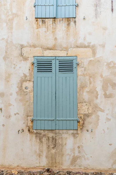 Παλιό παράθυρο με ξύλινα ανοιχτό πράσινο ζωγραφισμένα παντζούρια — Φωτογραφία Αρχείου