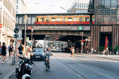 Akşam Berlin 'deki Friedrichstrasse tren istasyonunda.