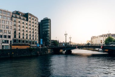 Berlin 'de Spree Nehri' ndeki köprü. Arka planda güneş parlaması