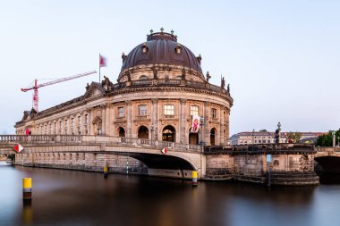 Berlin 'deki Spree Nehri ve Müze Adası manzarası