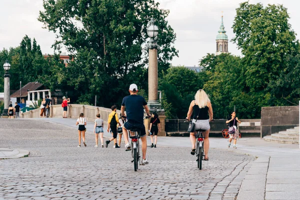 Personas no identificadas en alquiler de bicicletas en el puente de Berlín —  Fotos de Stock