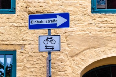 Almanya 'da şehir planına karşı tek yön tabela.