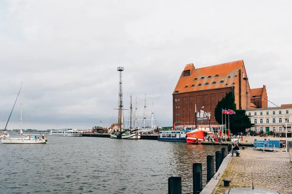 Der Hafen von Stralsund mit festgemachten Booten — Stockfoto