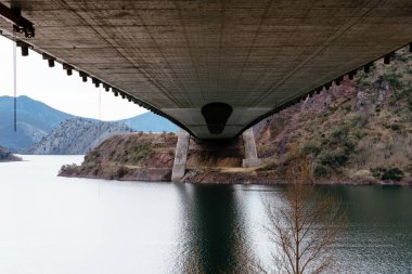 Modern asma köprü, güverte altında görünümü