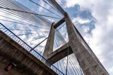 Modern asma köprü. Kule ve çelik kabloların detayı
