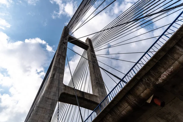 Ponte suspensa moderna. Detalhe de cabos de torre e aço — Fotografia de Stock