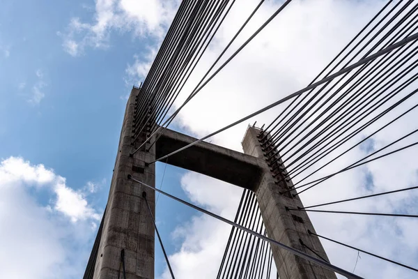 Moderno puente colgante. Detalle de cables de torre y acero —  Fotos de Stock