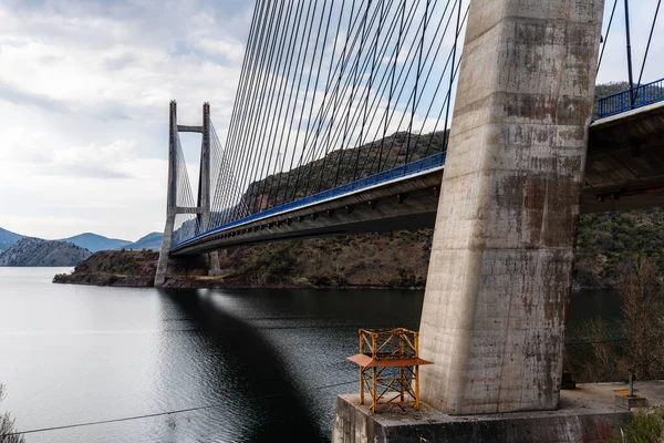 Moderne Hängebrücke über den Stausee los barrios de luna — Stockfoto