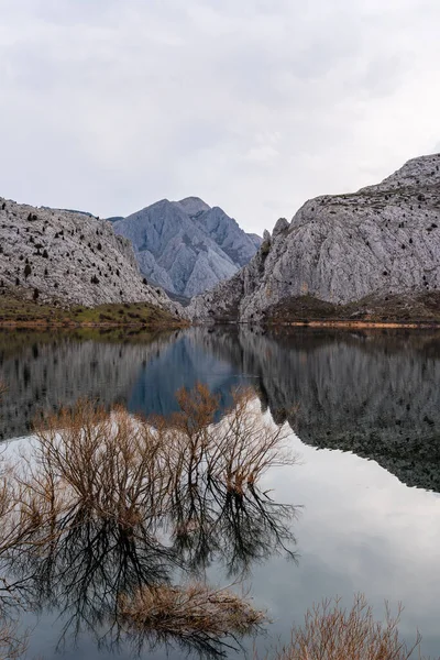 Vista panorámica de las montañas reflejándose en el agua —  Fotos de Stock