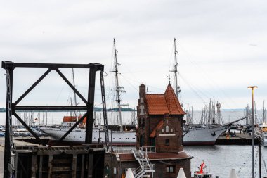 Stralsund Limanı 'nda gemiler demirli.