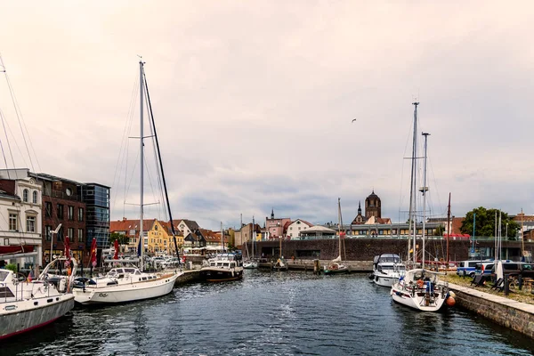 Der Hafen von Stralsund mit festgemachten Booten — Stockfoto