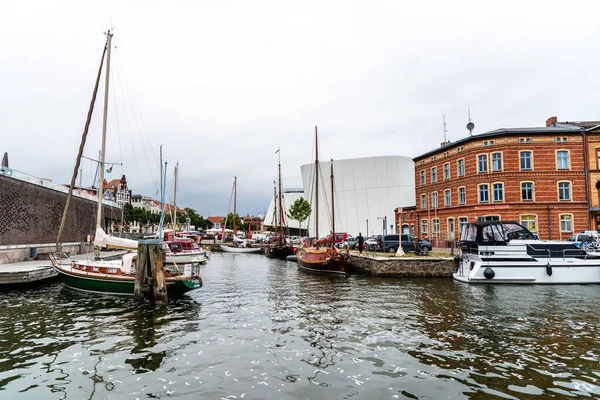Der Hafen von Stralsund mit festgemachten Booten — Stockfoto