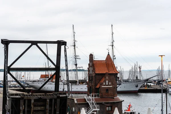 Port Stralsund ze zacumowanymi łodziami — Zdjęcie stockowe