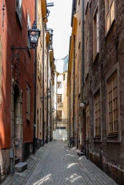 Stockholm 'ün ortaçağ eski kasabası Gamla Stan' de dar taşlı bir cadde.