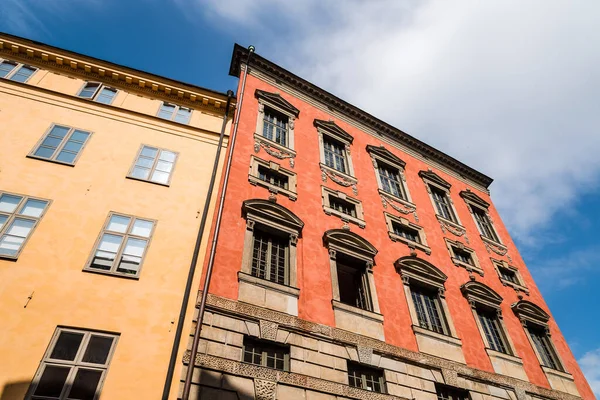 Låg vinkel på gamla byggnader i Gamla Stan i Stockholm — Stockfoto