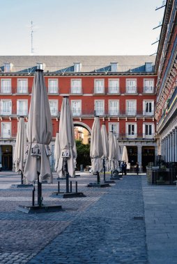 Madrid 'deki Coronavirus girişinde Plaza Mayor' da kapalı turistik teraslar.