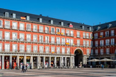 Madrid 'deki koronavirüs tecridi sırasında İspanyol bayraklı Plaza Belediye Başkanı balkonlarda