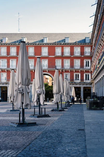 Geschlossene Touristenterrassen auf der Plaza Mayor während der Schließung des Coronavirus in Madrid — Stockfoto