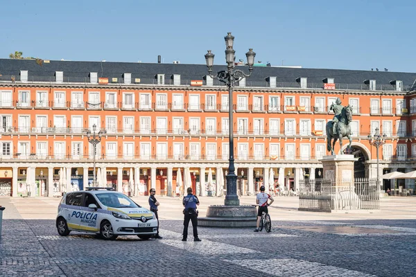 Plaza Mayor mit Polizeiauto während der Sperrung des Coronavirus in Madrid — Stockfoto