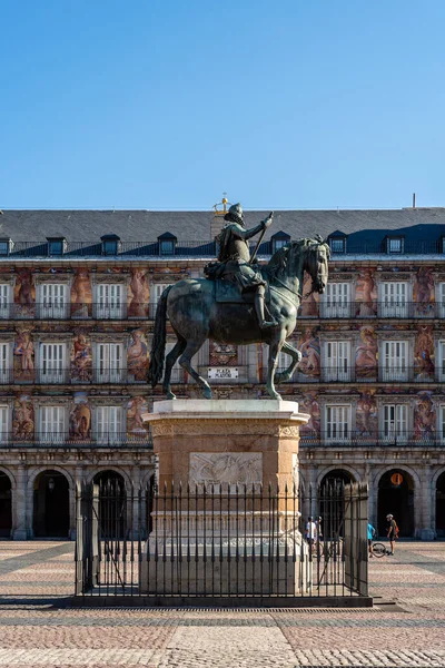 Plaza Mayor com Felipe III estátua equestre em Madrid — Fotografia de Stock