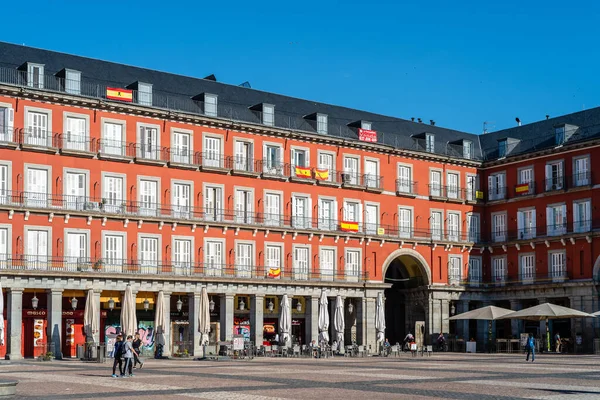 Madrid 'deki koronavirüs tecridi sırasında İspanyol bayraklı Plaza Belediye Başkanı balkonlarda — Stok fotoğraf