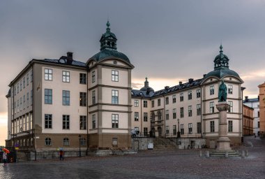 Stockholm 'de gün batımında Riddarholmen Adası' ndaki Svea Temyiz Mahkemesi Sarayı