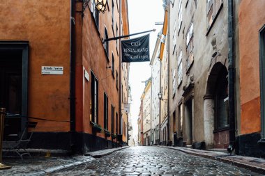 Stockholm 'deki Gamla Stan' de boş, dar, kaldırımlı cadde manzarası