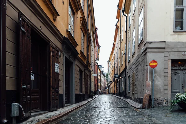 Vista de la calle empedrada estrecha vacía en Gamla Stan en Estocolmo —  Fotos de Stock