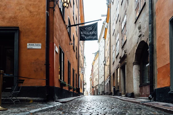 Вид на пустую узкую мощеную брусчаткой улицу в Гамла Стан в Стокгольме — стоковое фото