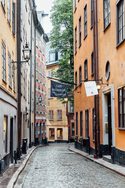 Blick auf die leere, enge Kopfsteinpflasterstraße in Gamla Stan in Stockholm — Stockfoto