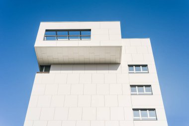 Gündüz gözüyle modern yerleşim yerinin dış tarafında. Modern ve yeni apartman