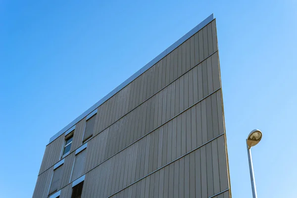 Contemporary residential building exterior in the daylight. Modern and new apartment building — Stock Photo, Image