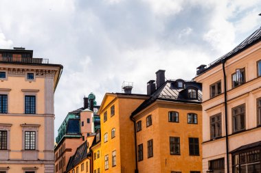 Stockholm 'deki Gamla Stan' deki eski binaların düşük açılı görüntüsü