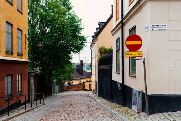 Живописная мощеная улица с разноцветными домами в Содермальме в Стокгольме — стоковое фото