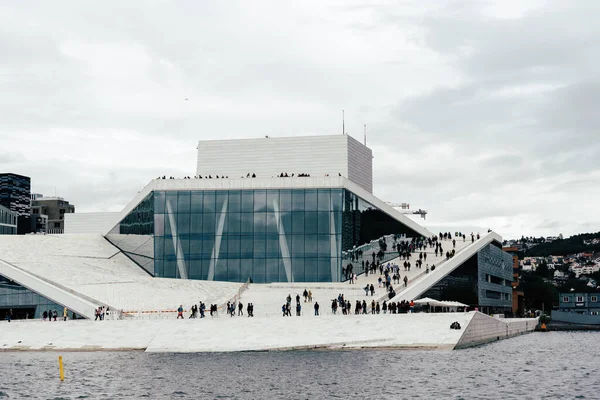 Vue extérieure de l'Opéra d'Oslo — Photo