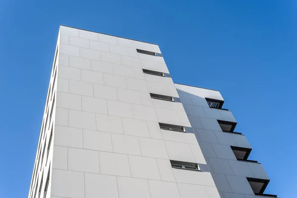 Edifício residencial contemporâneo exterior à luz do dia. Moderno e novo prédio de apartamentos — Fotografia de Stock