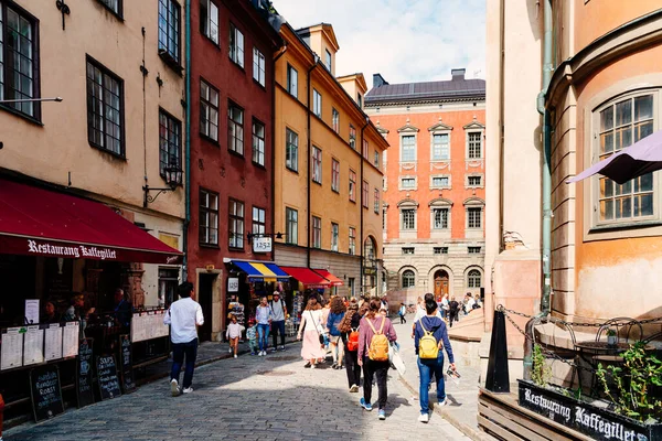 Vista de la calle llena de gente en Gamla Stan en Estocolmo —  Fotos de Stock