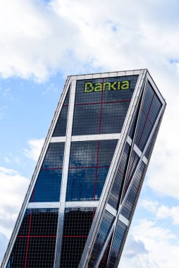 Madrid 'deki Plaza de Castilla Meydanı' ndaki Bankia gökdeleninde gökyüzüne karşı