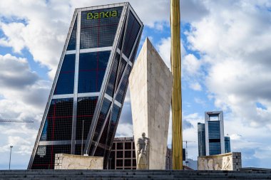 Plaza Castilla Meydanı 'ndaki Caja Madrid Obelisk, MAdrid' deki KIO 'ya dayanan kulelere karşı.