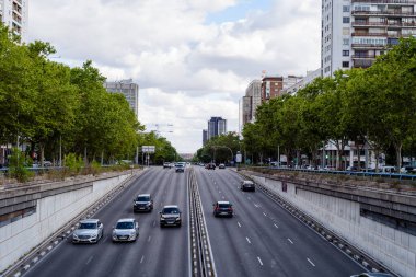 Madrid 'deki Paseo de la Castellana Bulvarı' nda yoğun trafik olan şehir manzarası