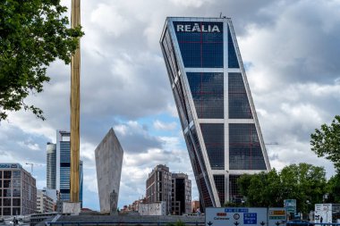 Plaza Castilla Meydanı 'ndaki Caja Madrid Obelisk, MAdrid' deki KIO 'ya dayanan kulelere karşı.