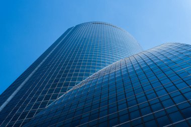 Madrid 'in Dört Kuleler İş Alanında Gökdelen mavi gökyüzüne karşı