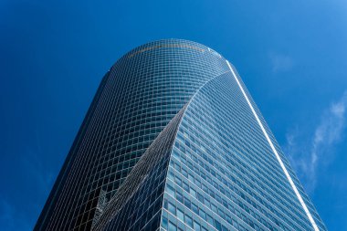 Madrid 'in Dört Kuleler İş Alanında Gökdelen mavi gökyüzüne karşı