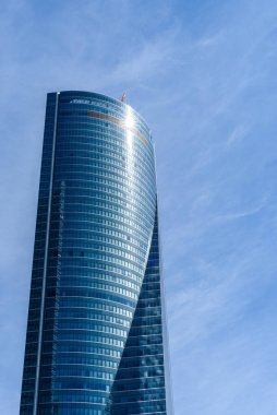 Madrid 'in Dört Kuleler İş Alanında Gökdelen mavi gökyüzüne karşı