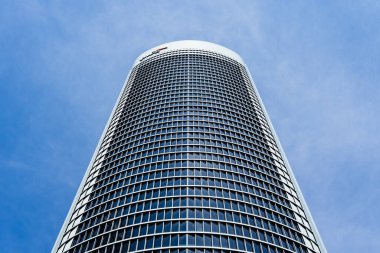 Madrid 'de gökdelenin alçak açılı görüntüsü