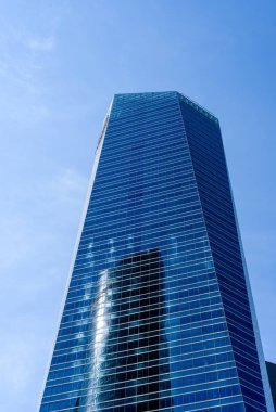 Madrid 'in Dört Kuleler İş Alanında Gökdelen mavi gökyüzüne karşı