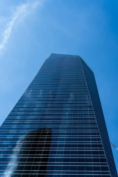 마드리드 의 Four Towers Business Area 에 있는 푸른 하늘을 배경으로 한 마천 루 — 스톡 사진
