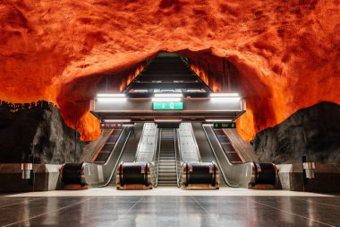 T-Centralen Stockholm metro istasyonunda yürüyen merdiven.