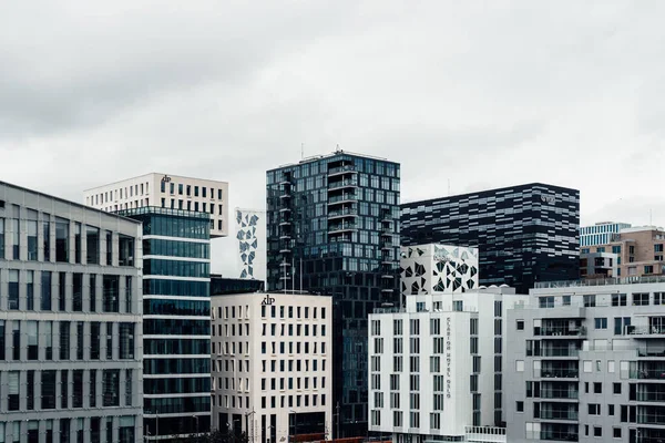 Norveç 'in Oslo kentindeki Barkod Projesi bölgesinde yüksek binalar — Stok fotoğraf